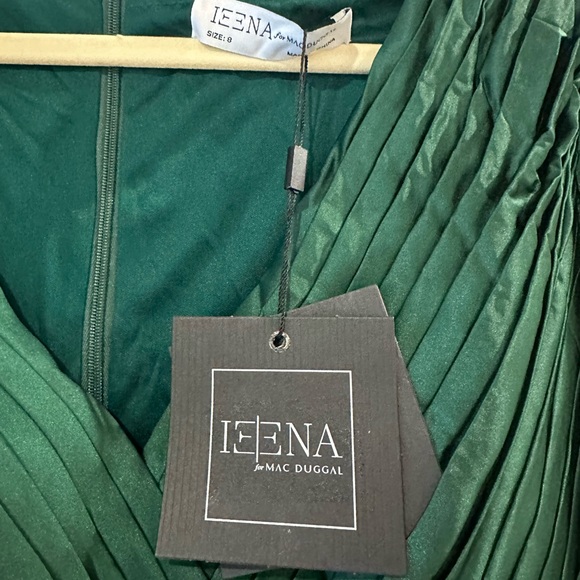 Mac Duggal NWT Pleated Long Sleeve V-Neck Gown Size 8 emerald green Satin Puff - Picture 5 of 7